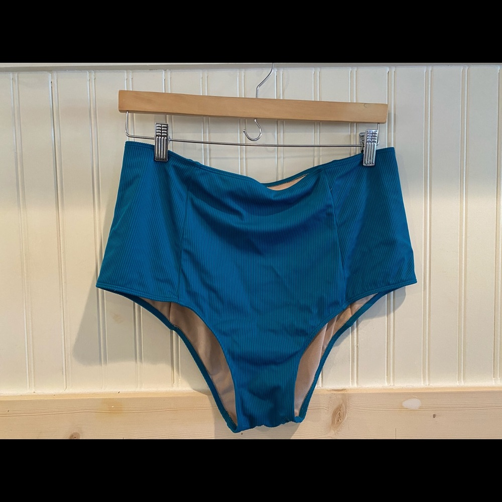 KORTNI JEANE Cut High Bottoms